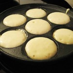 Æbleskiverne bages Æbleskiverne bages