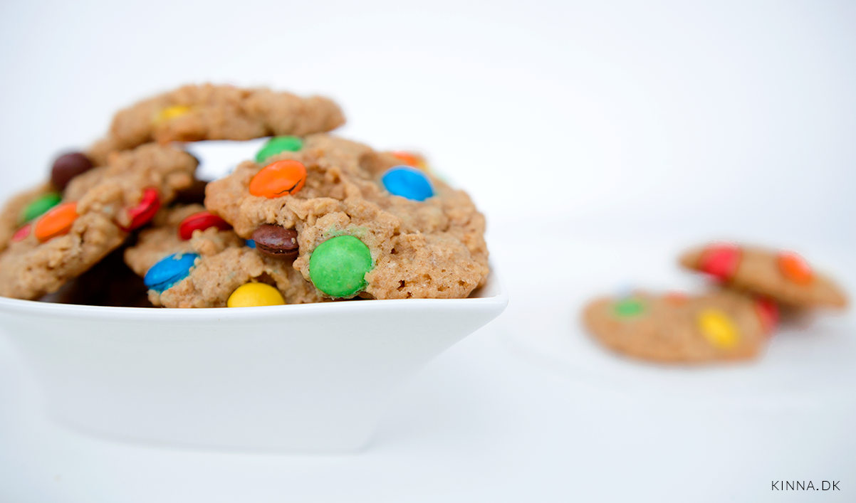 Farverige M&M’s cookies med havregryn