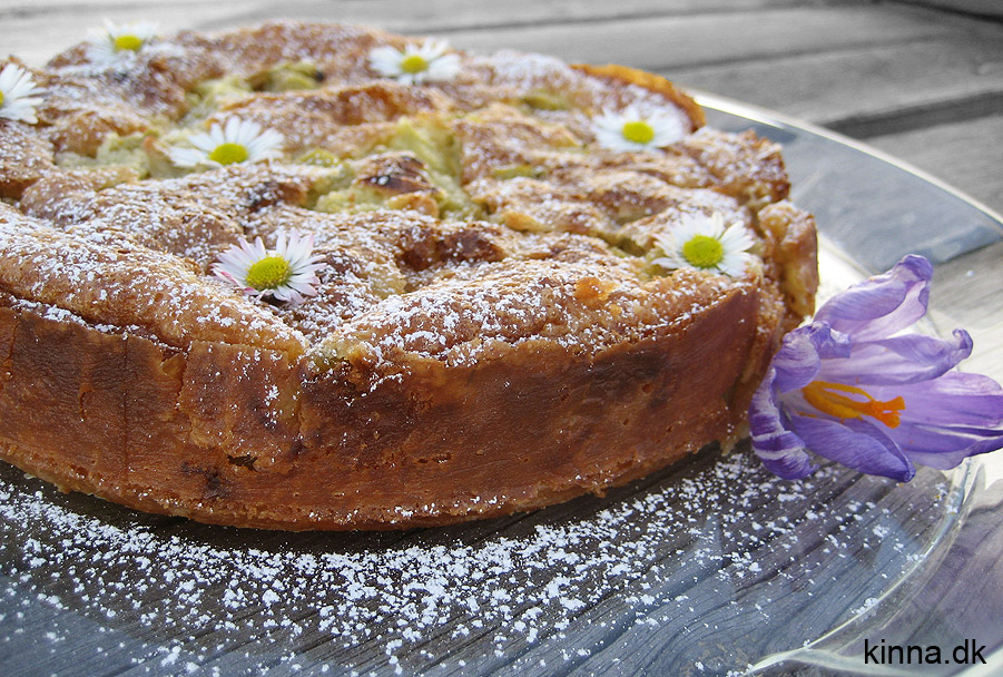 Rabarberkage med kokos og creme fraiche en rigtig dejlig og svampet forårskage