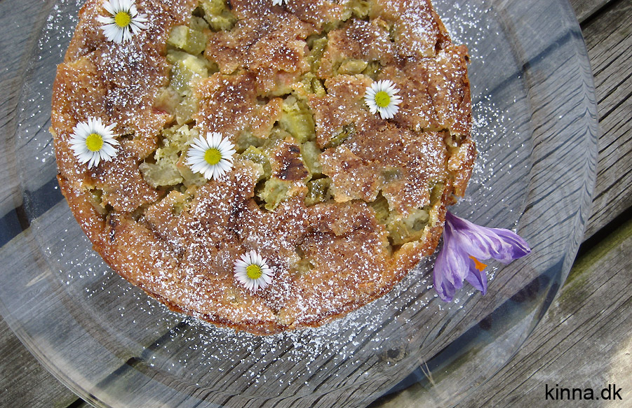 Rabarberkage med kokos og creme fraiche en rigtig dejlig og svampet forårskage
