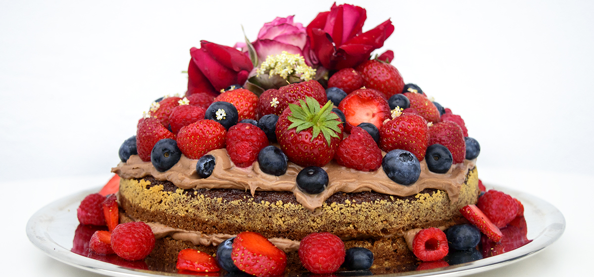 Svampet chokoladekage med tobleronecreme og friske bær